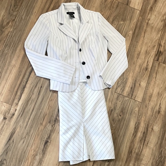 Skirt Suit white with black stripes - Picture 2 of 4